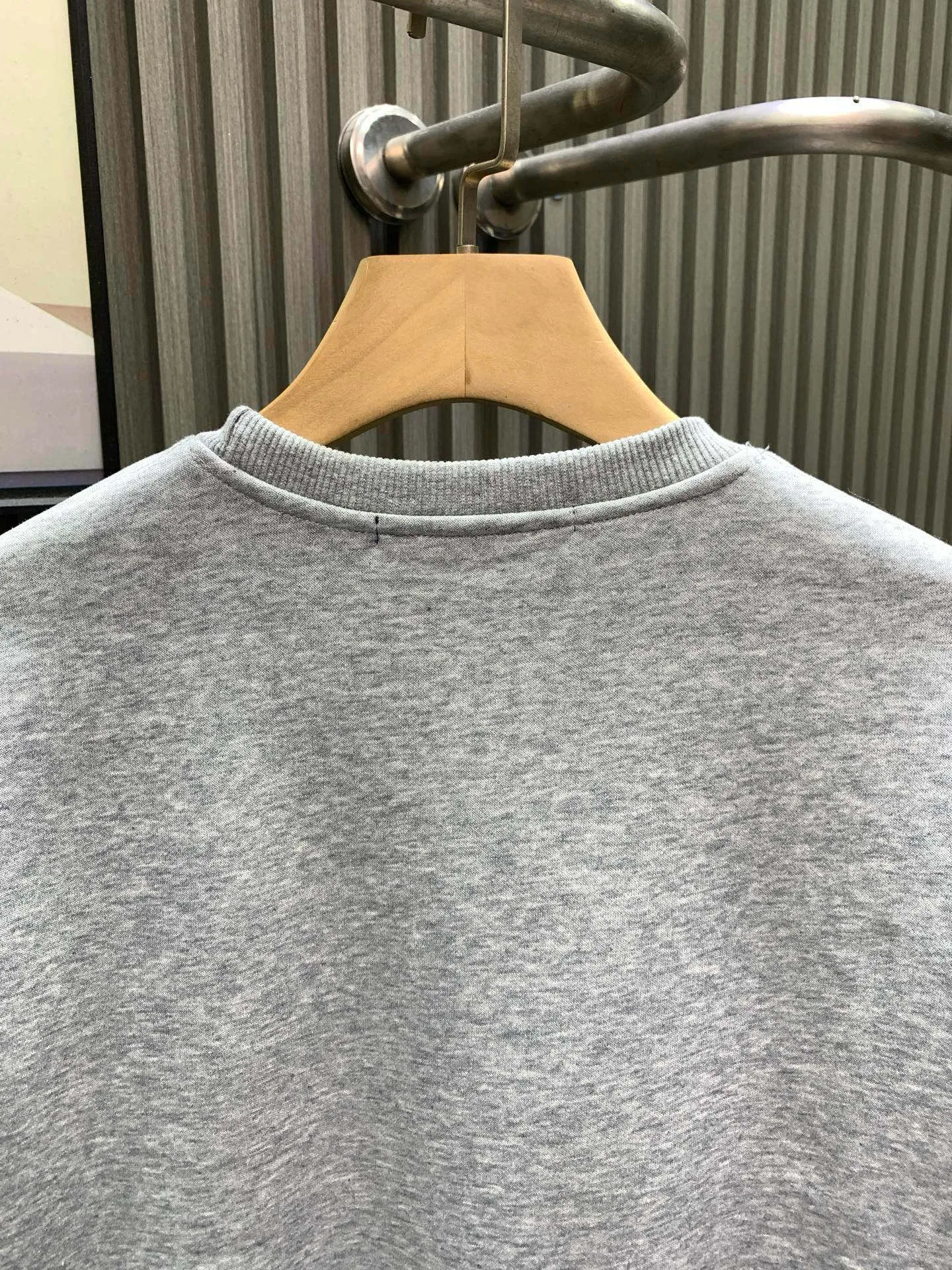 🅿️250 🀄️ Louis Vuitton Louis Vuitton 1*V25SS autumn and winter unisex round neck long-sleeved sweatshirt 400g pure cotton➕silver fox velvet Versatile for commuting Not only does the style need to be simple, but more importantly, its fabric texture can conquer the public and become a hot item. Made of cotton for customers, with a close and skin-friendly touch. Secondly, the stiffness and drape are quite good. Once you get the real thing, you will have an unlimited desire to repurchase it.